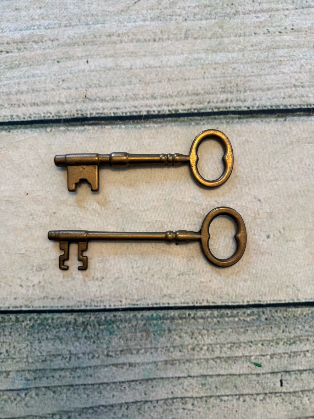 Vintage Skeleton Keys Set of 2 Antique Brass Metal Keys. 5 inches